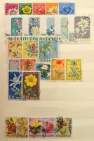 Magyar és külföldi bélyegek 2-2 tasakos rendezőben, 2 hosszúkás ill. 2 négyszögletes dobozban, kis m...