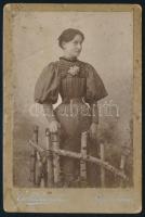cca 1890-1900 Elegáns fiatal hölgy portréja, kabinetfotó Gelle Barnabás rimaszombati műterméből, ren...
