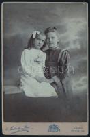 1908 Két kislány portréja, kabinetfotó Skalnik és Fia kassai műterméből, hátoldala kissé foltos, 16,5x10,5 cm