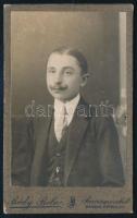 cca 1910 Elegáns fiatalember portréja, vizitkártya Bódy Béla rimaszombati műterméből, 10,5x6,5 cm (R...