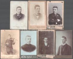 7 db fiatalembereket ábrázoló vizitkártya (közte hegedűs portré), különféle műtermekből, változó állapotban