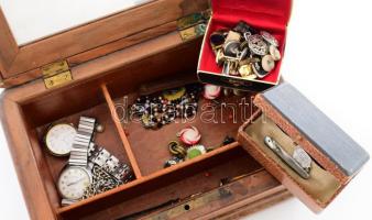 Art deco pipere dobozban minőségi bolha tétel, közte ezüst (Ag) medál, kegytárgy, stb., 26x18 cm