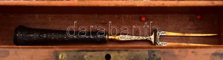 Art deco pipere dobozban minőségi bolha tétel, közte ezüst (Ag) medál, kegytárgy, stb., 26x18 cm