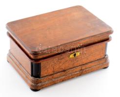 Art deco pipere dobozban minőségi bolha tétel, közte ezüst (Ag) medál, kegytárgy, stb., 26x18 cm