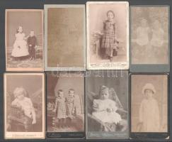 8 db gyerekeket ábrázoló vizitkártya, különféle műtermekből (közte V. Wietz, Nagyszombat-Pöstyén; Kolics József, Pest; Gondy és Egey, Debrecen; stb.), változó állapotban