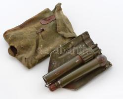 Gyalogsági ásó, sérült tartójában.