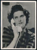 Karády Katalin (1910-1990) színésznő autográf dedikációja egy őt ábrázoló nyomat hátoldalán, 13x10 c...