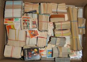 Sok ezer darab vegyes magyar és külföldi gyufacímke javarészt sorozatonként kötegelve dobozban benne családi címkék is / Hungarian and foreign match labels