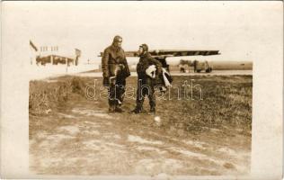 Magyar Légiforgalmi R.T. repülőgép pilóták, háttérben a "H. MABF." jelű repülőgép / Hungar...