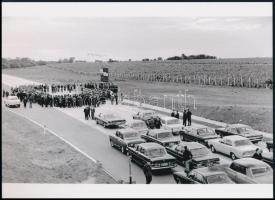 1971 Balatonaliga és Zamárdi között elkészült M7-es autópálya átadás ünnepsége a határban, a fontos elvtársak nagy autókkal érkeztek, 1 db modern nagyítás, jelzés nélkül, 15x21 cm