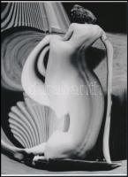 1933 Kertész Andor (később André Kertész) (1894-1985) magyar (később francia - amerikai) fotóművész felvétele (Torzítások sorozatból a 82.sz.), 1 db modern nagyítás, jelzés nélkül, 21x15 cm