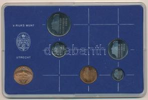 Hollandia 1983. 5c-2 1/2G (5xklf) forgalmi sor műanyag tokban, pénzverdei zsetonnal T:UNC Netherlands 1983. 5 Cent - 2 1/2 Gulden (5xdiff) coin set in plastic case and Coin Mint jeton C:UNC