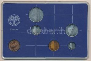 Hollandia 1985. 5c-2 1/2G (5xklf) forgalmi sor műanyag tokban, pénzverdei zsetonnal T:UNC Netherlands 1985. 5 Cent - 2 1/2 Gulden (5xdiff) coin set in plastic case and Coin Mint jeton C:UNC