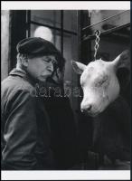 cca 1950 Doisneau, Robert (1912-1994) francia fotóriporter és fotóművész felvétele (Hentes kirakata), 1 db modern nagyítás, jelzés nélkül, 21x15 cm