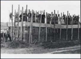 cca 1924 Vert falú ház készítése kalákában, 1 db modern nagyítás, jelzés nélkül, 15x21 cm