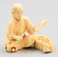 Okimono. Japán, cca 20. sz., kicsit laza és kis sérüléssel, 7x7 cm