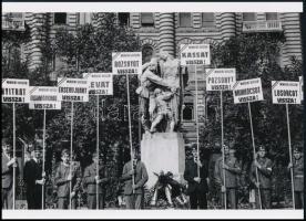 1938 Revíziós tüntetés Budapesten, a néhai Lapkiadó Vállalat központi fotólaborjának archívumából 1 db modern nagyítás, jelzés nélkül, 15x21 cm