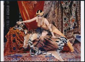 cca 1958 Ha lehet hinni a korabeli ismertetőnek, akkor ezen a képen Marilyn Monroe-t látjuk, erősen kifestve, jelmezben és egy szerepében, 1 db modern nagyítás, jelzés nélkül, 15x21 cm