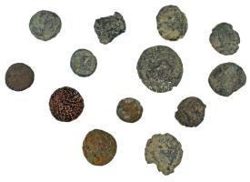 Római Birodalom vegyes, 13db-os gyengébb állapotú és/vagy töredékes érmetétel T:F,VG Roman Empire 13pcs coin lot in weaker or cracked condition C:F,VG