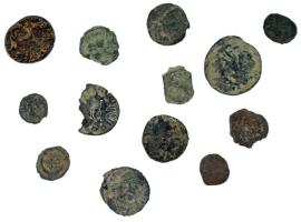 Római Birodalom vegyes, 13db-os gyengébb állapotú és/vagy töredékes érmetétel T:F,VG Roman Empire 13pcs coin lot in weaker or cracked condition C:F,VG