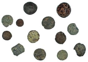 Római Birodalom vegyes, 13db-os gyengébb állapotú és/vagy töredékes érmetétel T:F,VG Roman Empire 13pcs coin lot in weaker or cracked condition C:F,VG