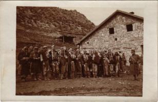 1917 Albánia, Kula Lums (Kulla e Lumës); "albán túszok a Kula Laur-i cs. és kir. csendőr laktanya mellett" / WWI Austro-Hungarian K.u.k. military, Albanian hostages (EK)