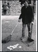 cca 1946 "Budapesti utcaseprő a pengő hiperinflációja idején", 1 db modern nagyítás, jelzé...