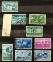 2 db közepes berakó 8 vastag fekete lappal, szürke borítóval, tokkal, bennük pár száz régi USA bélyeg, dobozban