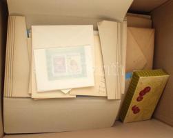 Magyar gyűjtemény 2 példányban a 60-as évek végétől a 90-es évek elejéig, nagyrészt borítékokban, ahogy a bélyegeket a bélyeggyűjtő körben megkapták. Hozzá album és berakó, üres fotóalbumok, fel nem használt kellékek, nagyobb hullámkarton ládában. Érintetlen, valószínűleg jó állapotú anyag!!