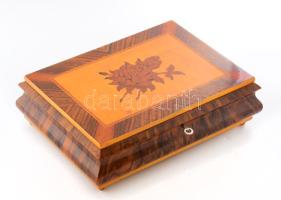 Intarziás díszdoboz, kulccsal, 31x23 cm