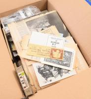 Nagy doboznyi vegyes papírrégiség, benne sok képeslap, fotók, újságok, nyomtatványok, katalógusok, térképek, stb.