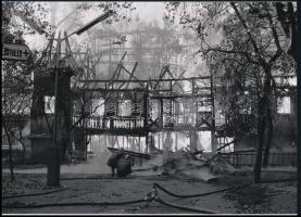 cca 1979 Budapest, tűzvész a Vidámparkban, a leégett elvarázsolt kastély, 1 db modern nagyítás, jelz...
