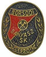 1970 k. "Borsodi Bányász SK" egyoldalas, részben festett, öntött bronz plakett. A Borsodi Bányászt 1920-ban alapították Sajószentpéteren, Sajószentpéteri Bányatelepi TK néven. A klub jobbára a III. és IV. osztálynak számító ligák között ingázott egészen a kommunizmusig, mikor a sajószentpéteri klub is fellendült: 1949 és 1954, majd 1957 és 1964 között is a másodosztály tagja volt. 1965-től jobbára a harmadik ligában szerepelt, egészen 1990-ig, mikor márciusban bejelentették a labdarúgó-szakosztály megszűnését. A játékosok ezután Sajóbábonyba kerültek, ahogy az NB III-as szereplés joga is. (93x76mm) T:XF