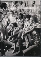 cca 1930 Brassai (eredetileg Halász Gyula) (1899-1984) magyar - francia fotóművész felvétele (Táncosnők a fellépés szünetében), 1 db modern nagyítás, jelzés nélkül, 21x15 cm