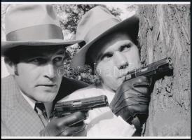 1971 Bujtor István és Koncz Gábor színművészek a Bors című tv-sorozatban, 1 db modern nagyítás, jelzés nélkül, Pánczél György (1920-?) filmtörténész hagyatékából (film- és színházifotó gyűjteményéből), 15x21 cm