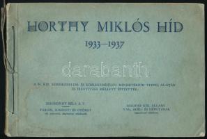 1937 Horthy Miklós híd 1933-1937. A budapesti Horthy Miklós híd (ma Petőfi híd) építését bemutató kiadvány, egészoldalas fekete-fehér fotókkal illusztrálva. Kiadói zsinórfűzéses papírkötés, kissé viseltes borítóval, ázásnyomokkal, a borítón ceruzás névbejegyzésekkel, 16,5x24 cm.