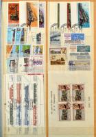 Vasút motívum gyűjtemény összeállításához összeszedett rengeteg régi és modern bélyeg, sorok, blokkok, kisívek az egész világból, 10 lapos könyvkötészeti berakóba bezsúfolva. Gazdag anyag, komoly gyűjtemény alapja lehet. Érdemes megnézni!