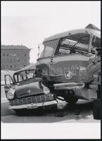 cca 1965 "Csókosok a budapesti Szarvas téren", 1 db modern nagyítás, jelzés nélkül, 21x15 ...