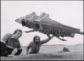 1984 "Gyémánt piramis" című sci-fi TV film egyik trükkfelvételének beállítása, a Tausek kutatóűrhajó makettje, 1 db modern nagyítás, jelzés nélkül, 15x21 cm