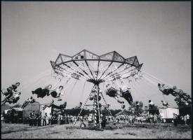 cca 1974 A hortobágyi hídi vásár körhintája, 1 db modern nagyítás, jelzés nélkül, 15x21 cm