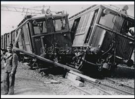 cca 1947 "Heves HÉV-ek egy vágányon", 1 db modern nagyítás, jelzés nélkül, 15x21 cm