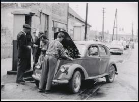 1958 Siófoki tankolás, Járai Rudolf (1913-1993) budapesti fotóriporter felvétele, 1 db modern nagyítás, jelzés nélkül, 15x21 cm