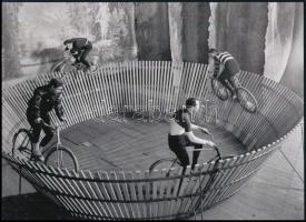 cca 1910 Kerékpárverseny a hordóban, 1 db modern nagyítás, jelzés nélkül, 15x21 cm