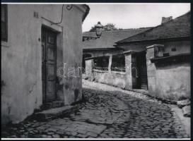 cca 1920 Budapest, Tabán, Holdvilág utca, Kertész Andor ? később André Kertész (1894-1985) magyar - francia - amerikai fotóművész felvétele, 1 db modern nagyítás, jelzés nélkül, 15x21 cm
