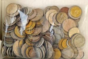 Vegyes külföldi fémpénz tétel ~1kg-os súlyban, csak Európán, USA-n és Kanadán kívüli érmékkel T:vegyes Mixed foreign coin lot (~1kg), without European, USA and Canadian coins C:mixed