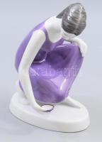 Hollóházi vízmerítő nő, jelzett, kis kopással, m: 18,5 cm