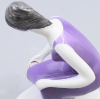 Hollóházi vízmerítő nő, jelzett, kis kopással, m: 18,5 cm