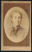 cca 1870 Hölgy (Hyross Lotti) portréja, porcelánkép utánzatú vizitkártya Klösz György pesti műterméből, a hátoldalon feliratozva, kissé koszos, 10,5x6,5 cm