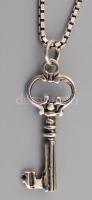 Ezüst (Ag) venezianer nyaklánc kulcs medállal, jelzett, h: 40 cm, 3,2×1,1 cm, nettó: 5,7 g
