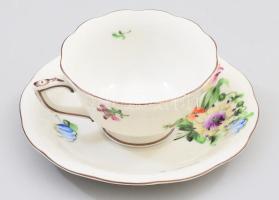 Herendi virágmintás csésze alátéttel. Jelzett, hibátlan, d: 11 cm